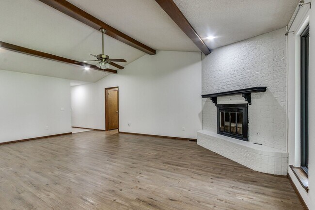 Building Photo - WALK JUST 2 BLOCKS TO EDMOND MEMORIAL – AV...