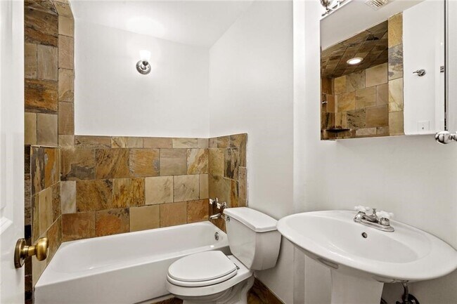 Foto del edificio - 719 Pleasant St