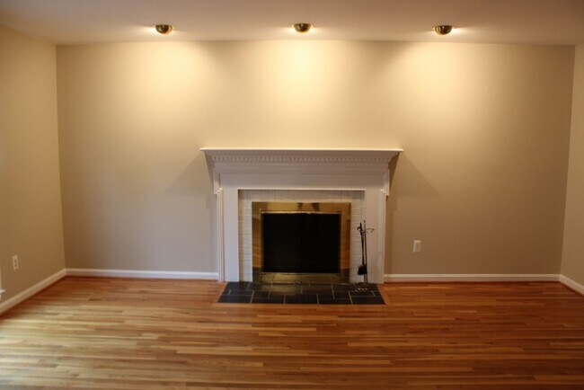 Foto del edificio - Beautiful 3 bed 2.5 Bath End Unit Brick To...
