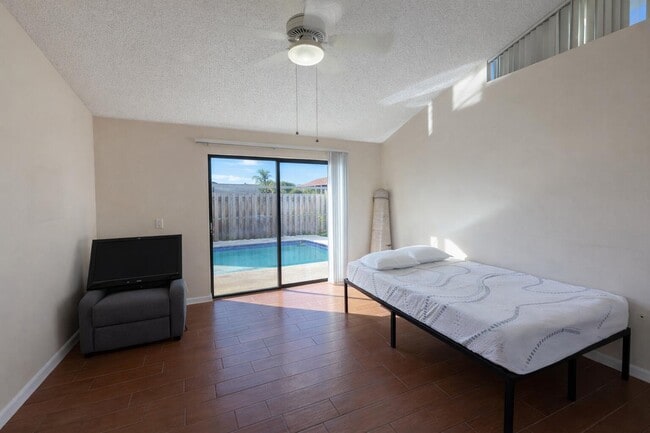 Building Photo - 4377 Woodstock Dr