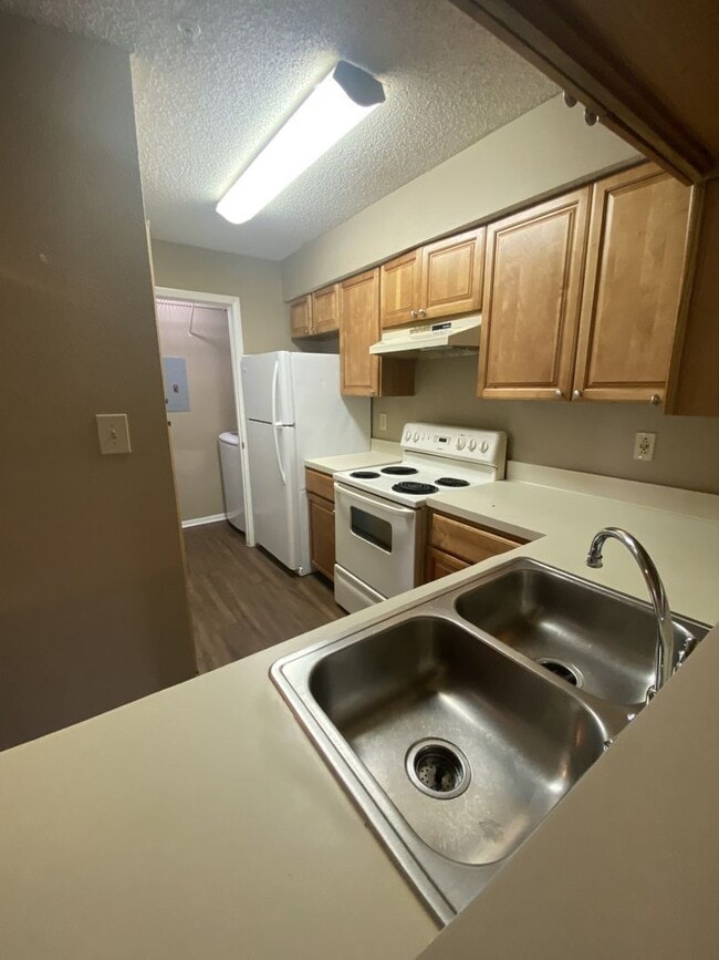 Building Photo - 2 BED 2 BATH MOVE IN NOW!!  TOP FLOOR $1,4...