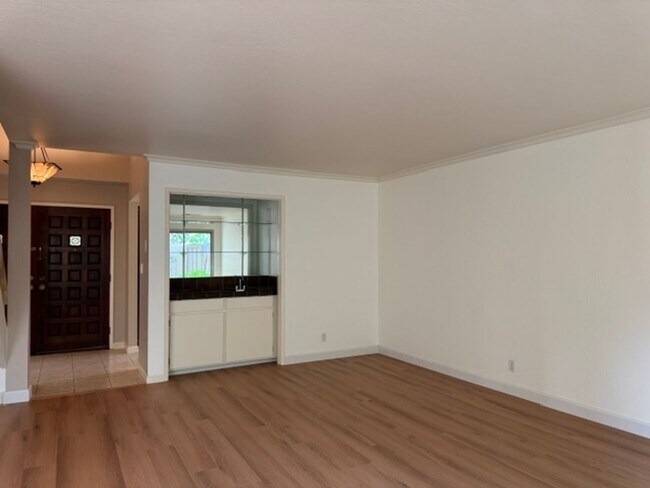 Foto del edificio - Walnut Creek townhome with in-unit laundry and attached 2 car garage!