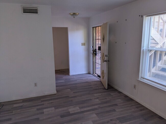 Foto del edificio - 2605 N Ayers Ave