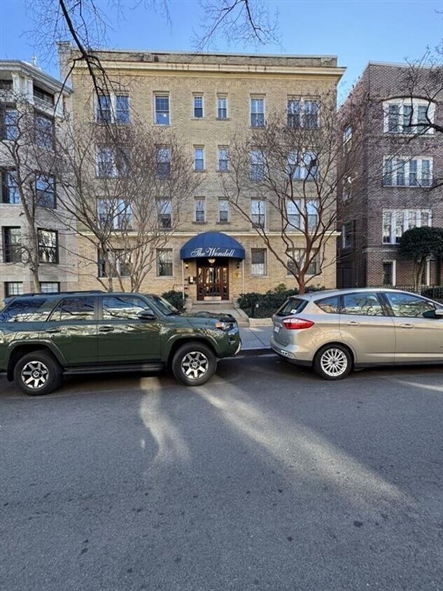 Top Floor Fully Furnished 1,000 Square Foot One Bedroom Plus Den in Kalorama - Top Floor Fully Furnished 1,000 Square Foot One Bedroom Plus Den in Kalorama