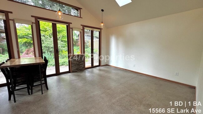 Foto del edificio - Beautiful 1 BD | 1 BA ADU with Driveway Parking - Milwaukie