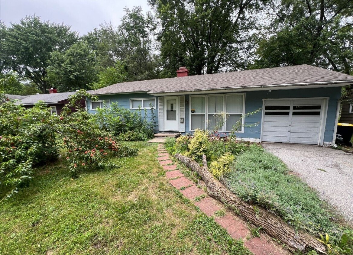 Primary Photo - Cozy 3 Bedroom Home with Spacious Yard and...