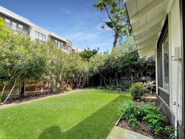 Building Photo - 933 Miramonte Ave