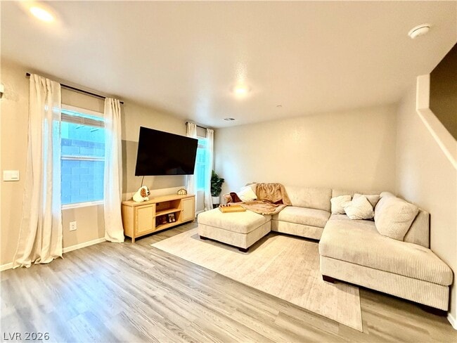 Foto del edificio - 6086 Lily Gdn St