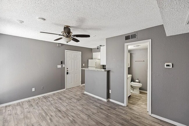 Foto del edificio - 2300 Balsam Dr