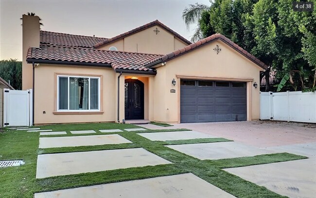 Foto del edificio - Now Leasing: Modern Arcadia Home – 4 Beds, 4 Baths, Premium Kitchenaid Kitchen, Three-Car Garage ...