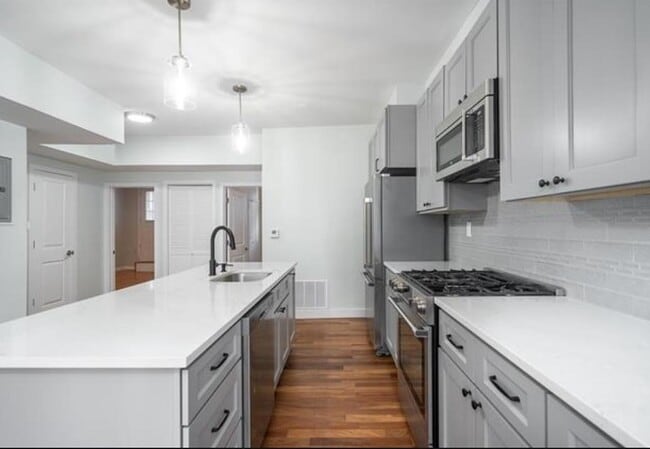 Building Photo - 408 Monroe St