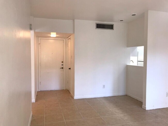 Building Photo - 2824 Briarhurst Dr