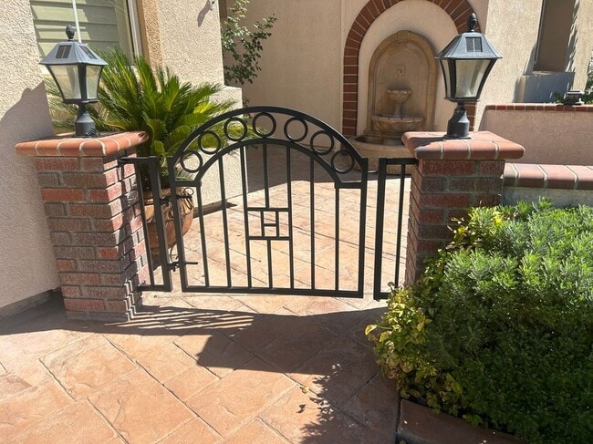 Foto del edificio - 5034 Singing Hills Dr