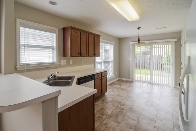 Building Photo - 4669 Young Pointe Manor