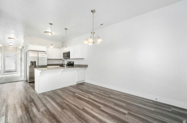 Building Photo - Pet-Friendly Lake View condo