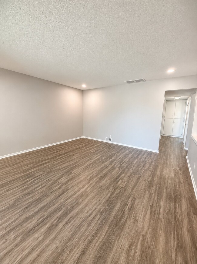 Building Photo - 1112 Jonas Ave