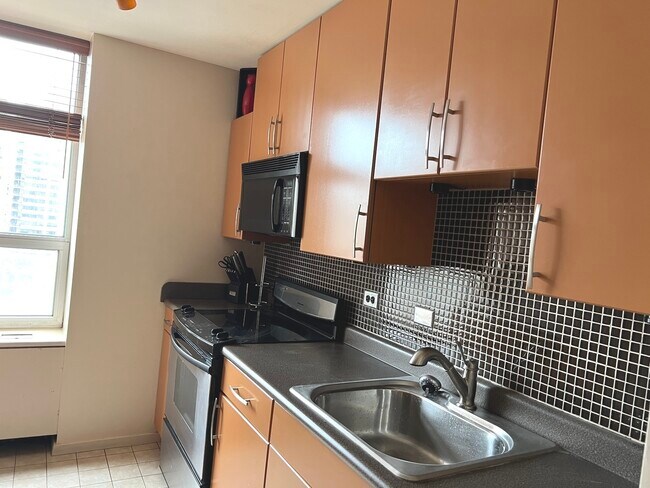 Foto del edificio - 70 W Burton Pl