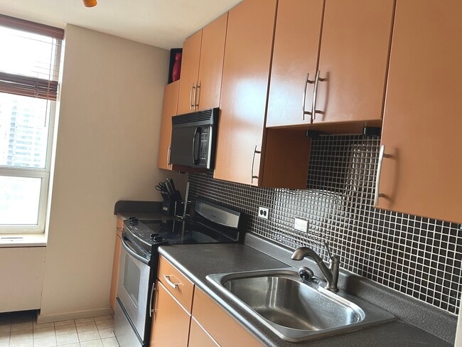 Building Photo - 70 W Burton Pl