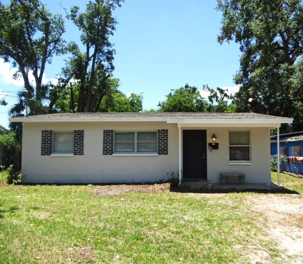 Foto principal - 3 Bedroom, 1 bath home - Just renovated