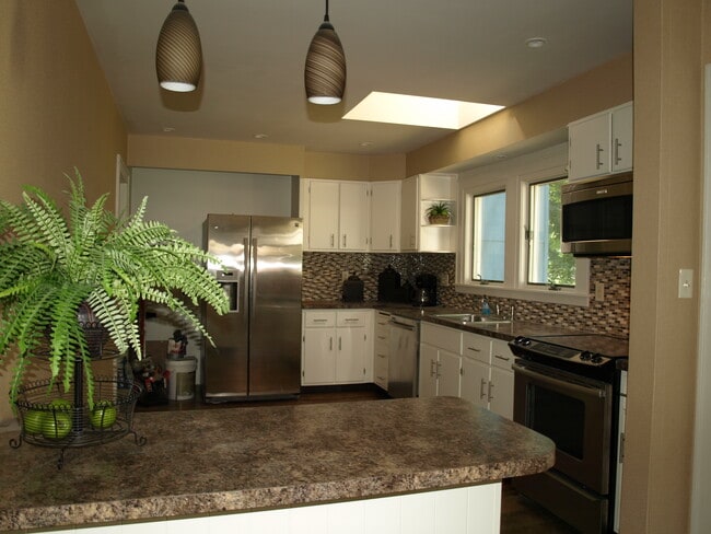 Kitchen - 9049 River Rd