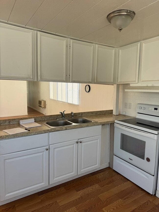 Building Photo - SALINA RENTALS - TRLR #4