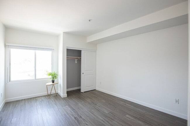 Interior Photo - 3400 Cahuenga Blvd Los Angeles, CA 90068