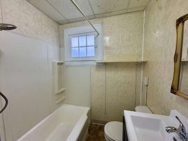 Building Photo - 725 Joliet St