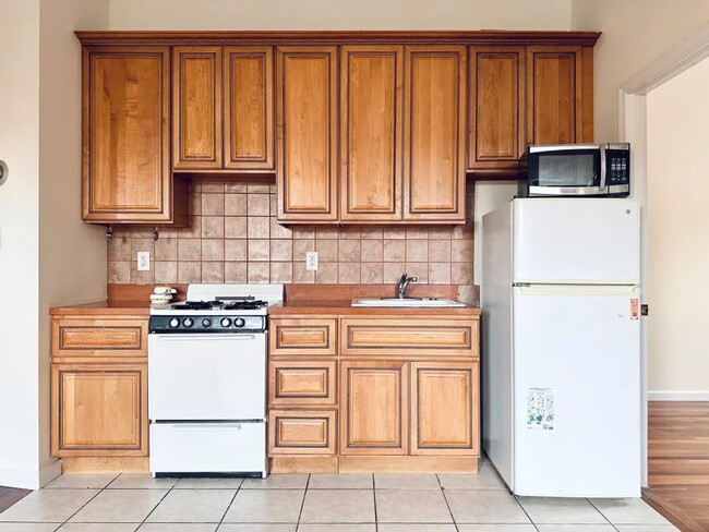 Foto del edificio - Furnished room/NOT APARTMENT