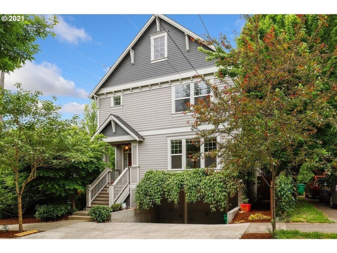 Foto principal - Gorgeous Craftsman-Style 4 Bedroom Home Lo...