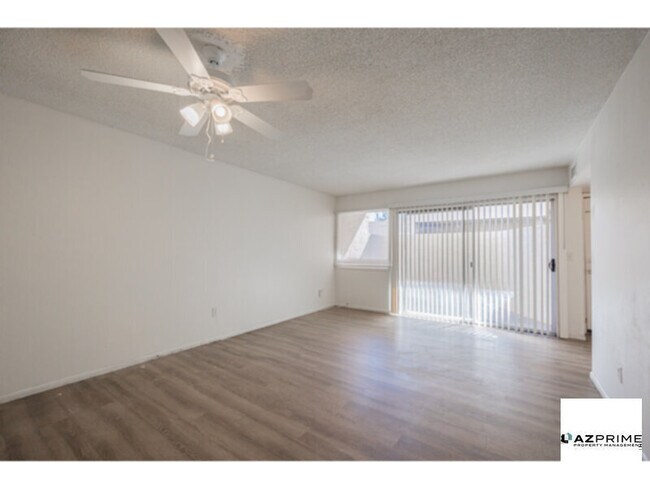 Foto del edificio - Charming 2/1.5 Phoenix Townhouse - Courtyard Views &amp; Mountain Backdrop!