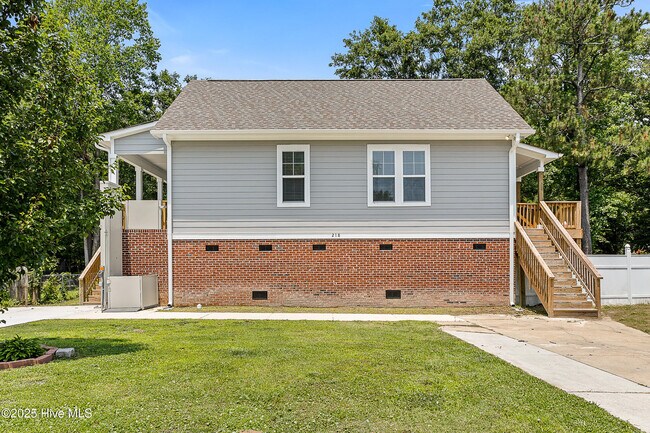 Building Photo - 218 Spring Dr