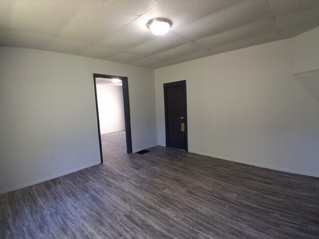 Building Photo - 714 Bryan Ave