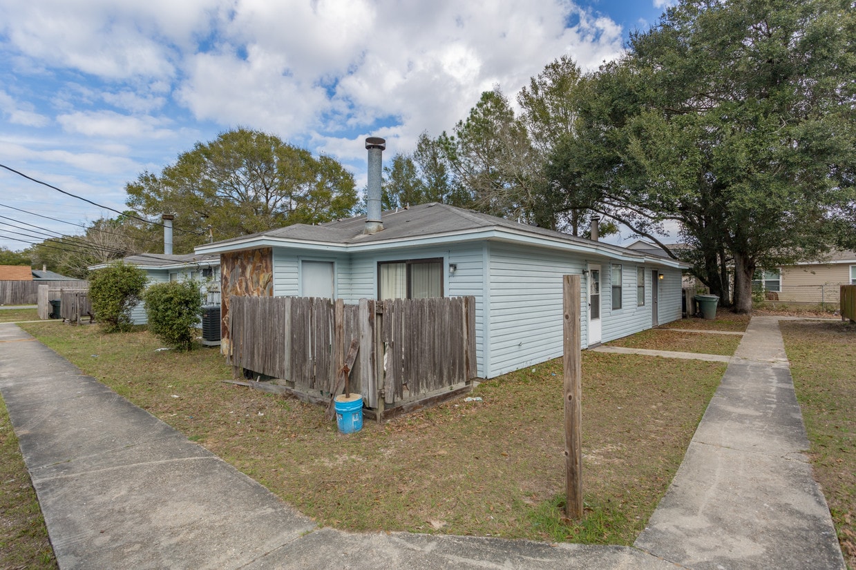Primary Photo - 455 Stara Cir