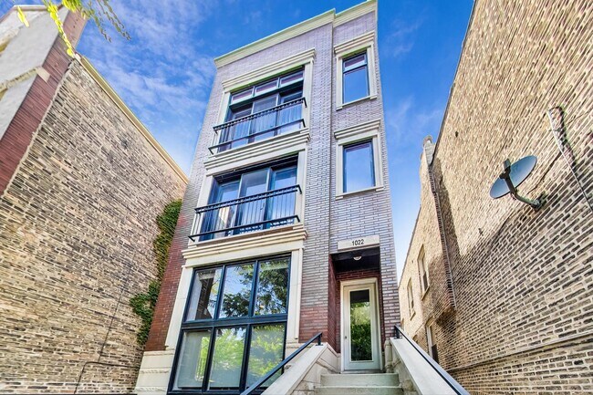 Building Photo - 1022 N Wood St