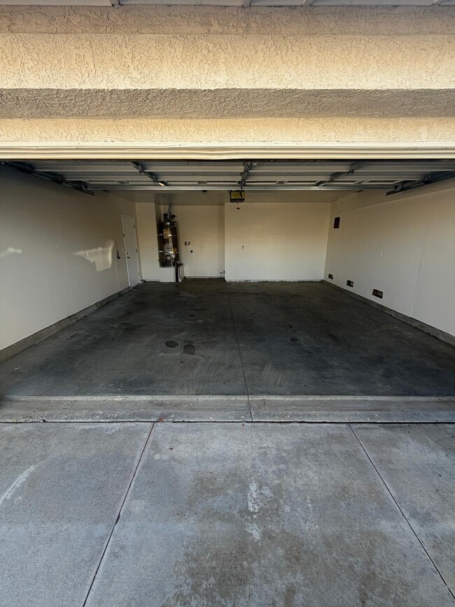 Building Photo - 3600 Banyon Ct