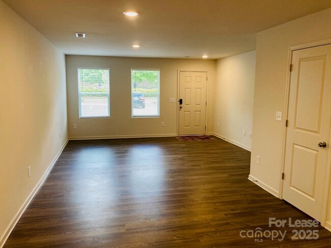Building Photo - 115 Villa Ln