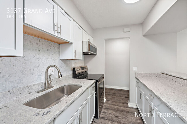 Foto del edificio - ?? Freshly Upgraded 1BR in Midtown – Moder...