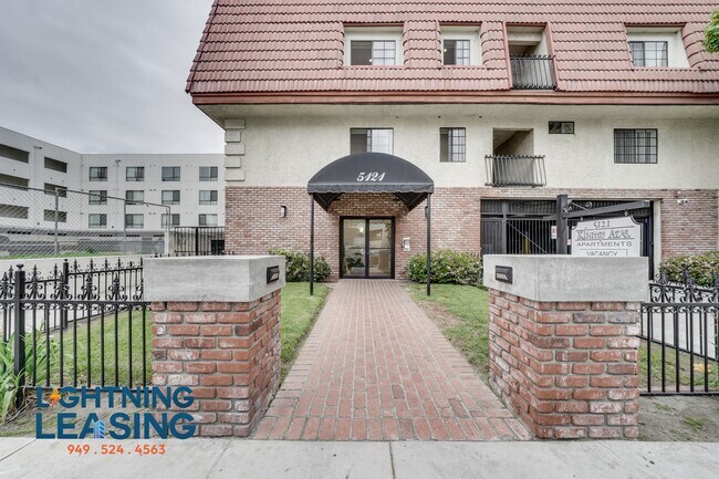 Foto del edificio - 5121 Klump Ave