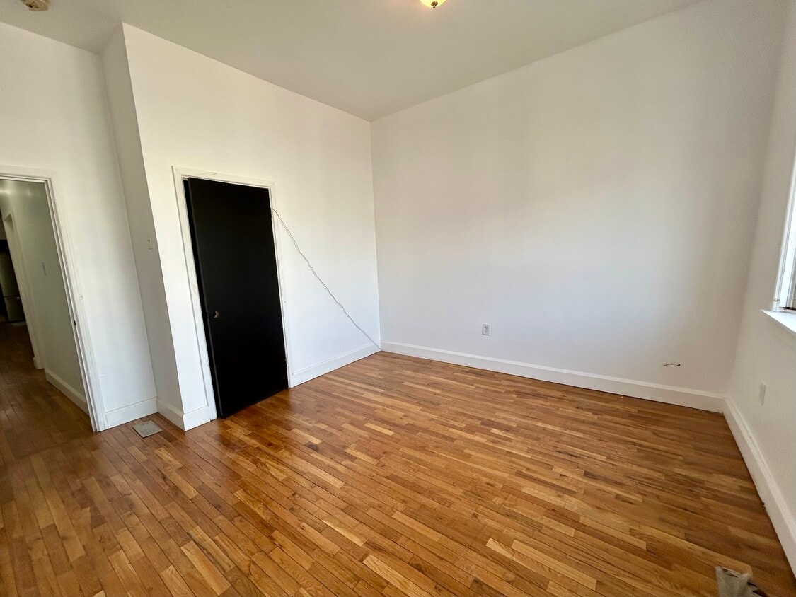 Primary Photo - 2823 W Girard Ave