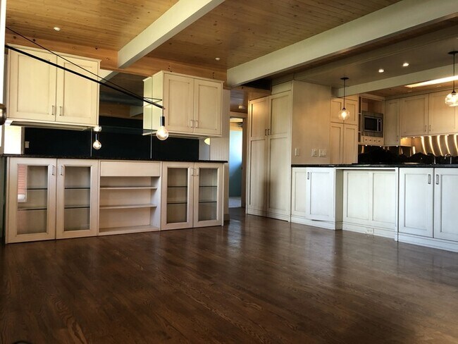 Building Photo - Stunning 2 bedroom home in Arapahoe Acres!