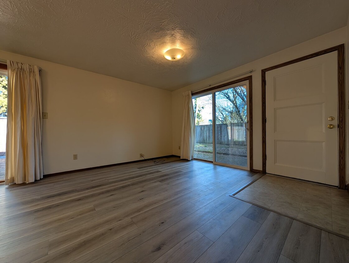 Foto principal - Great 2 bed/1 bath duplex in Santa Clara!