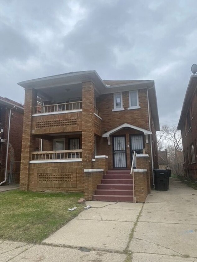 Primary Photo - Huge 3 bedroom Accepting Section 8- NO DEP...