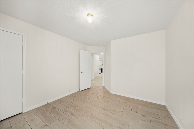 Building Photo - 13535 Eldridge Villa St