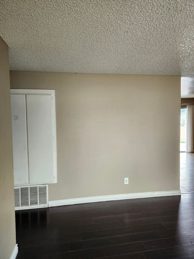 Building Photo - Inviting 3-Bedroom Home