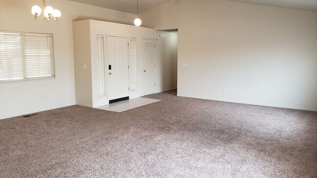 Foto del edificio - ONLY $2,550 PER MONTH FOR THIS SPACIOUS RANCH STYLE HOME -  2056 SQ FT / 3BDRM/2BATH/3GARAGE ON O...