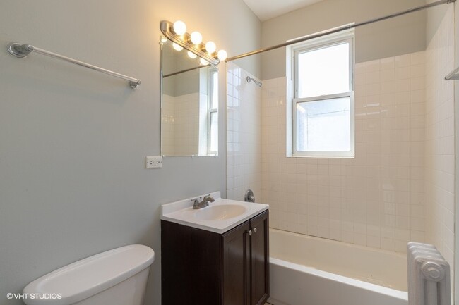 Building Photo - 3D Tour Available! 1 Bed Apartment in Bron...