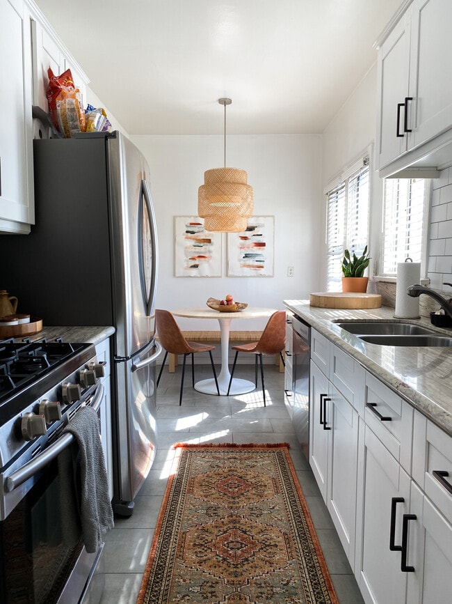 Foto del edificio - 5246 W Olympic Blvd