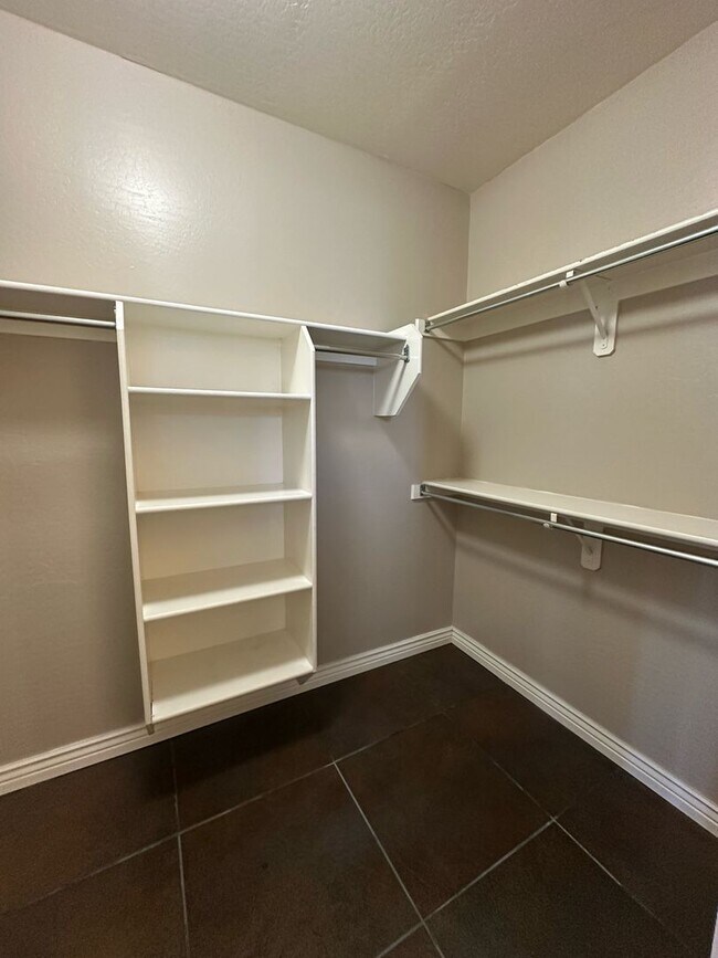 Building Photo - Super Sharp and Spacious 3 Bedroom 2 Bath ...