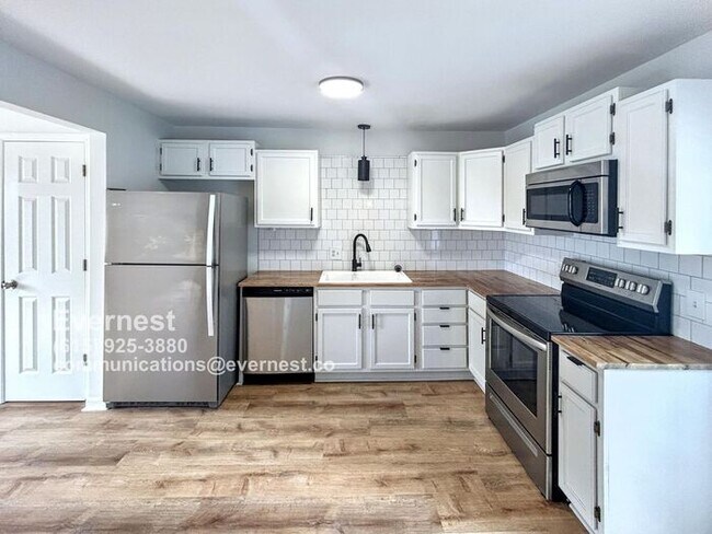 Building Photo - Charming 2-Bedroom Townhome with Fenced-in...