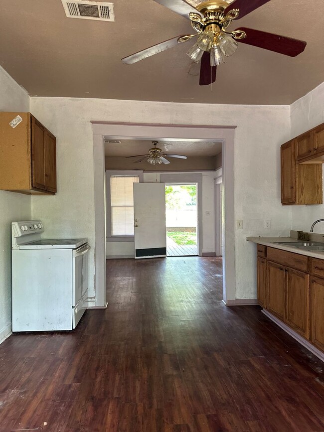 Building Photo - $1000 move-in special